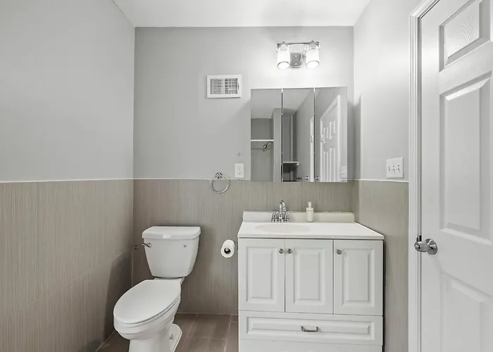 Oakland/university @f Spacious And Quiet Private Bedroom With Shared Bathroom *