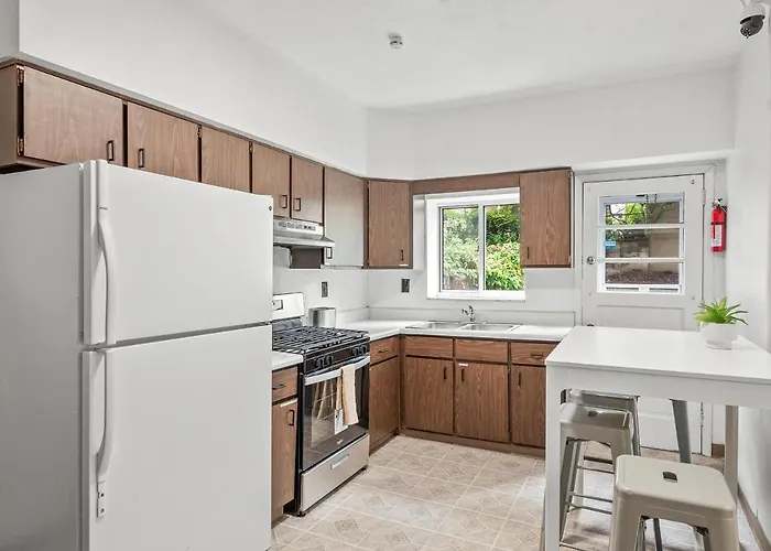 Homestay Oakland/university @f Spacious And Quiet Private Bedroom With Shared Bathroom *