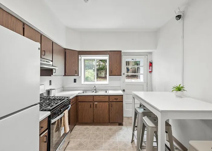 Oakland/university @f Spacious And Quiet Private Bedroom With Shared Bathroom * Pittsburgh