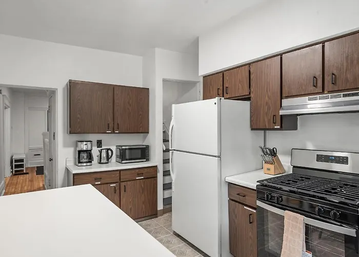 Oakland/university @f Spacious And Quiet Private Bedroom With Shared Bathroom