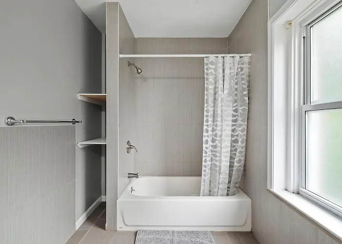Oakland/university @f Spacious And Quiet Private Bedroom With Shared Bathroom Homestay Pittsburgh